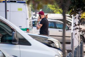 Фото тату на руке мужчины. Чёрный рисунок, предположительно, в виде узора или символа, выполнен в графическом стиле.
