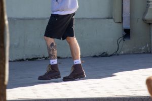 Фото тату на голени мужчины: детализированный рисунок в стиле blackwork с элементами растительности и геометрическими фигурами. Идеи для тату на ноге.