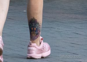 Фото тату кота на лодыжке. Небольшой, красочный рисунок с детальной проработкой мордочки и ушек. Идеально для любителей животных.