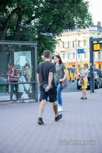 Фото татуировки на ноге мужчины, вид сбоку. Виден фрагмент рисунка татуировки, предположительно, абстрактный узор.