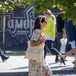 Цветная тату с белыми цветами на руке девушки –Уличная татуировка (street tattoo)–22.09.2020–tatufoto.com 1
