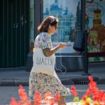 Цветная тату с белыми цветами на руке девушки –Уличная татуировка (street tattoo)–22.09.2020–tatufoto.com 12