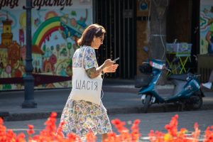 Фото татуировки на руке девушки, изображающей цветочный узор и абстрактные элементы. Тату выполнено в ярких, насыщенных цветах.