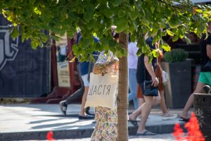 Фото тату на руке: яркий рисунок с цветами, птицами и листьями, выполненный в реалистичном стиле. Идеи для тату на предплечье.