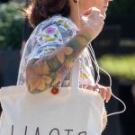 Цветная тату с белыми цветами на руке девушки –Уличная татуировка (street tattoo)–22.09.2020–tatufoto.com 6