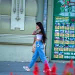 Цветная тату с цветами рукавом на левой руке девушки – Уличная татуировка 14.09.2020 – tatufoto.com 3