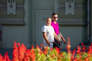 Фото тату на плече мужчины, выполненное в черных тонах. Виден фрагмент рисунка татуировки, предположительно, геометрический орнамент.