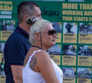 Фото тату на лопатке женщины. Изображен рисунок в стиле графика, с использованием черных чернил и геометрических форм.