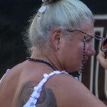 Цветная тату со славянскими рунами на правой лопатке женщины – Уличная татуировка 14.09.2020 – tatufoto.com 8