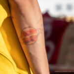 Цветная татуировка планета Сатурн с кольцом на руке парня – Уличная татуировка (street tattoo)-29.09.2020-tatufoto.com 4