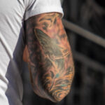 Цветной рукав тату с китами на руке азиата – Уличная татуировка (street tattoo)-29.09.2020-tatufoto.com 7