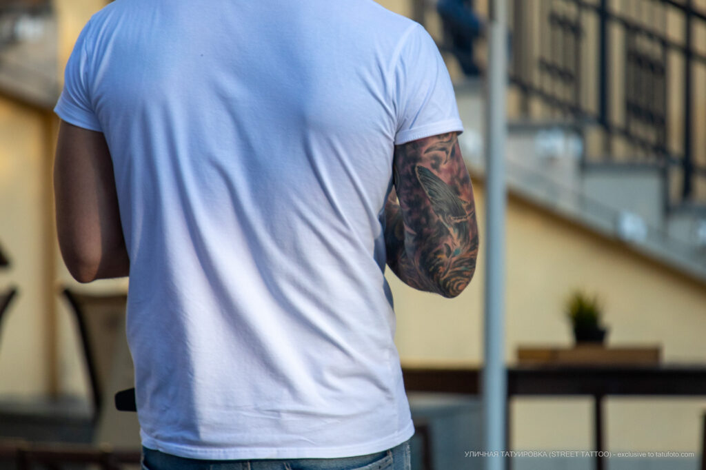 Цветной рукав тату с китами на руке азиата – Уличная татуировка (street tattoo)-29.09.2020-tatufoto.com gdfgrtujeyer
