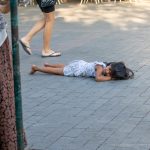 Цыганский ребенок лежит на полу по середине улицы --Уличная тату-street tattoo-21.09.2020-tatufoto.com 1
