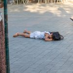 Цыганский ребенок лежит на полу по середине улицы --Уличная тату-street tattoo-21.09.2020-tatufoto.com 3