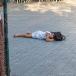 Цыганский ребенок лежит на полу по середине улицы --Уличная тату-street tattoo-21.09.2020-tatufoto.com 4