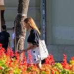 Черно белая тату с цветами на запястье молодой мамы --Уличная тату-street tattoo-21.09.2020-tatufoto.com 10
