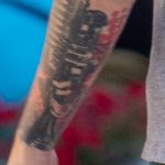 Черно-красная музыкальная тату с трубой и микрофоном на правой руке парня - Уличная татуировка 14.09.2020 – tatufoto.com 6