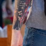 Черно-красная музыкальная тату с трубой и микрофоном на правой руке парня - Уличная татуировка 14.09.2020 – tatufoto.com 7