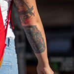 Черно красная тату со змеей на руке девушки –Уличная татуировка (street tattoo)–22.09.2020–tatufoto.com 6
