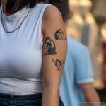 Черные Хендпоук тату с девушкой и котом на руке у девушки --Уличная тату-street tattoo-21.09.2020-tatufoto.com 6