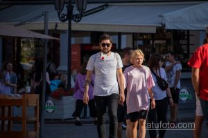Фото мужчины с татуировкой на руке: черно-серый геометрический узор в виде ромбов и треугольников. Идеи для тату, примеры рисунков татуировок.