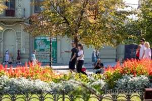 Фото татуировки на руке, представляющей собой абстрактный рисунок. Рисунок расположен на фоне городского пейзажа, создавая интересный контраст.