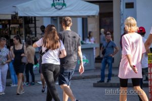 Фото татуировки на руке, представляющей собой абстрактный рисунок. Черные линии и формы создают уникальный узор.
