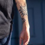 Черные тату скат и черепаха маори на руке парня - Уличная татуировка 14.09.2020 – tatufoto.com 15