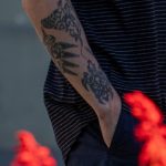 Черные тату скат и черепаха маори на руке парня - Уличная татуировка 14.09.2020 – tatufoto.com 3