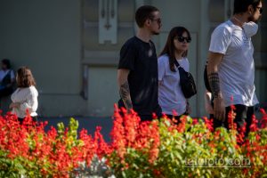Фотография татуировки на руке, выполненной в абстрактном стиле. Черно-серый рисунок создает интересный и загадочный узор.