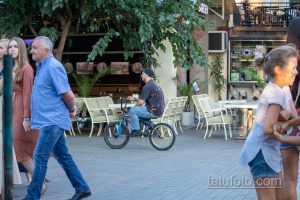 Фото тату на руке мужчины: небольшая татуировка, яркие цвета, абстрактный рисунок, стиль олдскул, татуировка на запястье.