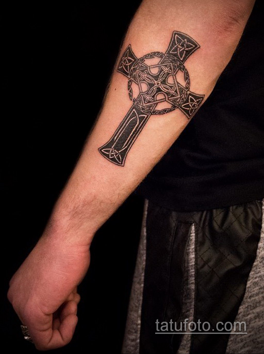 Татуировки крестов мужские. Кельтский крест на предплечье. Кельтский крест тату на предплечье. Тату крест на руке мужские. Кельтский крест тату на руке мужские.