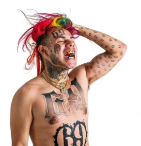 Фотография демонстрирует изменения во внешности 6ix9ine: слева - подросток, справа - артист с обилием татуировок на лице и теле.