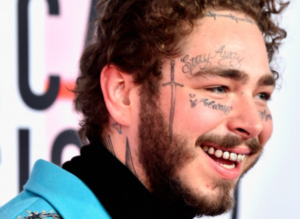 Фотография Post Malone с многочисленными татуировками на лице, шее и руках. Видны надписи "Stay Away", изображения мечей и другие рисунки.
