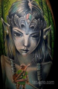 Фото тату на руке с изображением принцессы Zelda из The Legend of Zelda, выполненное в реалистичном стиле с использованием темных и светлых оттенков.