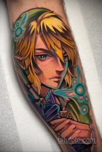 Фото тату: красочный рисунок Линк из Zelda, играющего на флейте, на руке, выполненный в стиле аниме.