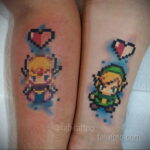 Фото тату на руках с изображением пиксельных персонажей Линк и сердца из The Legend of Zelda.