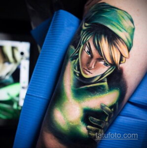 Фото тату: изображение Линк из The Legend of Zelda в динамичной позе, выполненное в ярких и насыщенных цветах. Акварельная техника, детализированная прорисовка.