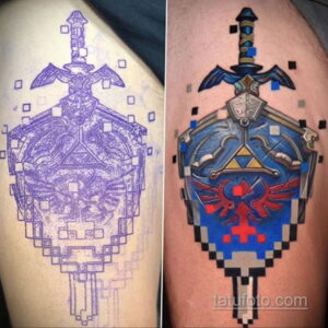 Фото тату: сравнение эскиза и готовой работы с изображением щита и меча из The Legend of Zelda. Пиксельный стиль, яркие цвета.
