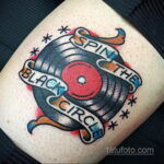 Тату с виниловой пластинкой 26.10.2020 №004 -vinyl record tattoo- tatufoto.com