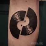 Тату с виниловой пластинкой 26.10.2020 №006 -vinyl record tattoo- tatufoto.com