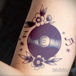 Тату с виниловой пластинкой 26.10.2020 №013 -vinyl record tattoo- tatufoto.com