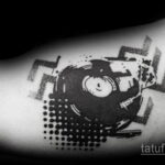 Тату с виниловой пластинкой 26.10.2020 №014 -vinyl record tattoo- tatufoto.com