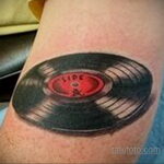 Тату с виниловой пластинкой 26.10.2020 №016 -vinyl record tattoo- tatufoto.com