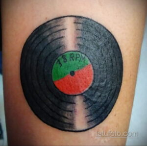 Фото тату: простая и стильная татуировка виниловой пластинки с надписью "33 RPM". Татуировка на предплечье.