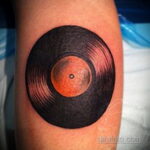 Тату с виниловой пластинкой 26.10.2020 №035 -vinyl record tattoo- tatufoto.com