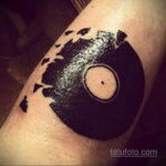 Тату с виниловой пластинкой 26.10.2020 №040 -vinyl record tattoo- tatufoto.com