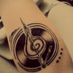 Тату с виниловой пластинкой 26.10.2020 №047 -vinyl record tattoo- tatufoto.com