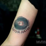 Тату с виниловой пластинкой 26.10.2020 №058 -vinyl record tattoo- tatufoto.com