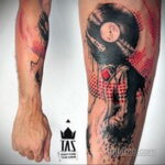 Тату с виниловой пластинкой 26.10.2020 №064 -vinyl record tattoo- tatufoto.com